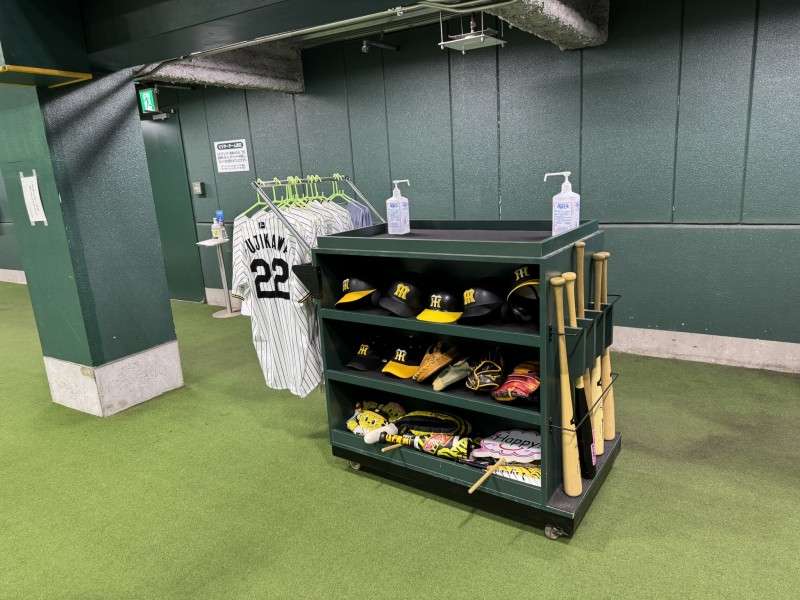 バット、グローブ、ユニホームに触れます