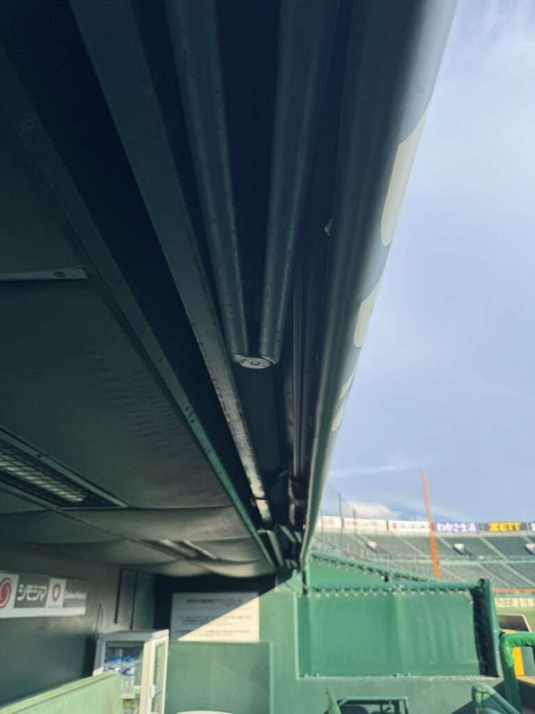 ベンチのひさしは伸縮可