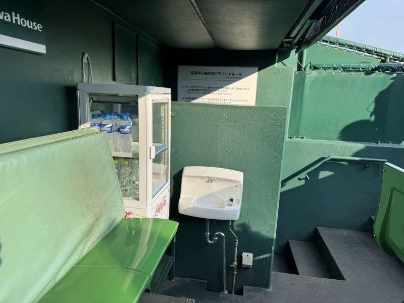 ベンチ内のドリンクケース