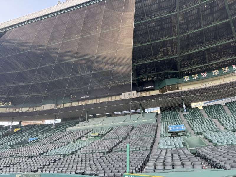 スコアボードと優勝記念プレート