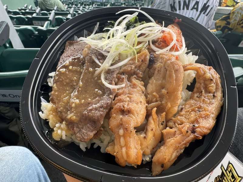 藤川監督の塩だれ牛肩ロース×鶏せせり丼